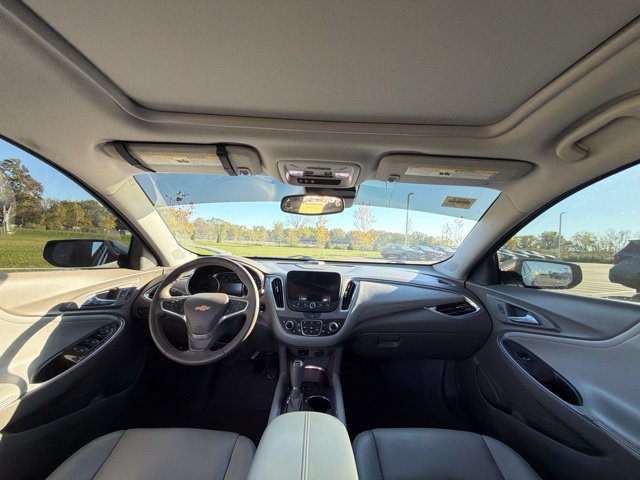 Used 2018 Chevrolet Malibu Premier w/ Premier Sun and Wheel Package FWD image 18