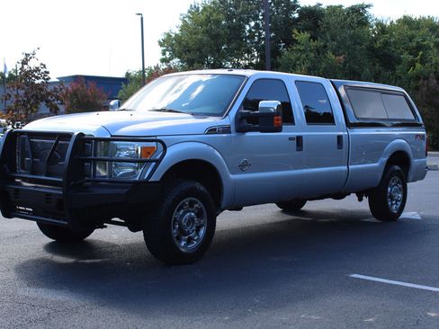 Used 2014 Ford F250 XLT w/ XLT Premium Package image 3