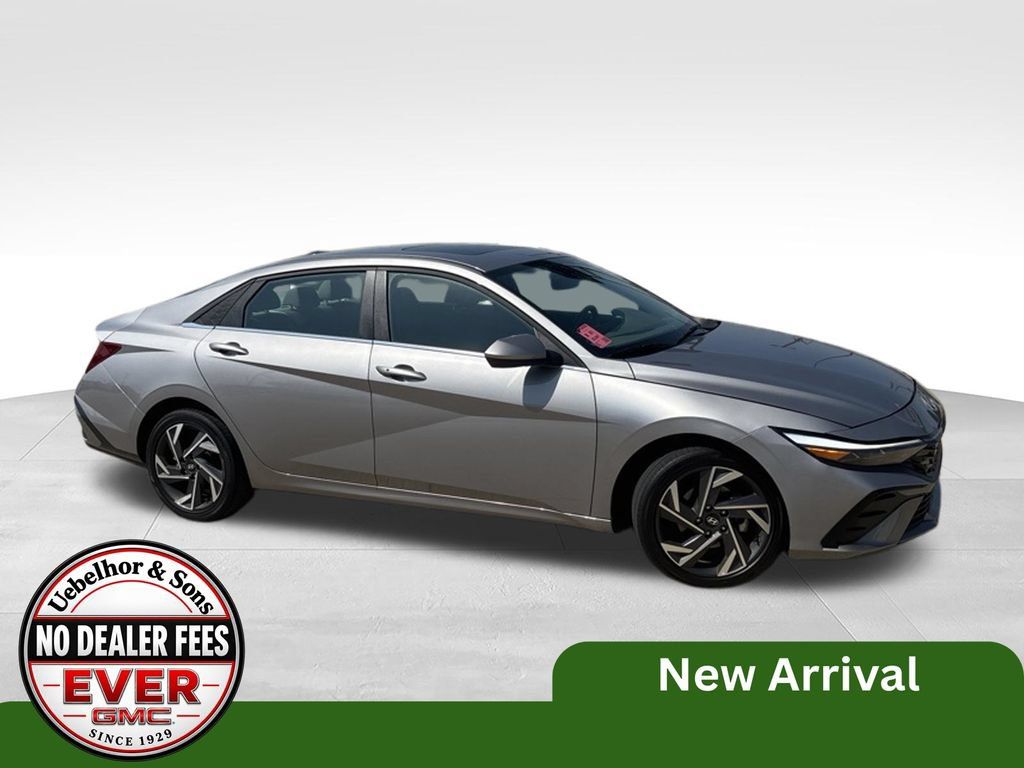 Used 2025 Hyundai Elantra SEL FWD image 4
