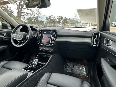 Certified 2024 Volvo XC40 B5 Ultimate w/ Protection Package Premier image 10