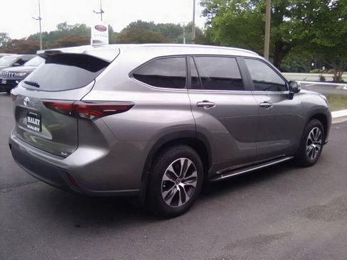 Used 2025 Toyota Highlander XLE FWD image 4