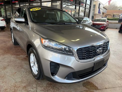 Used 2019 Kia Sorento LX image 1