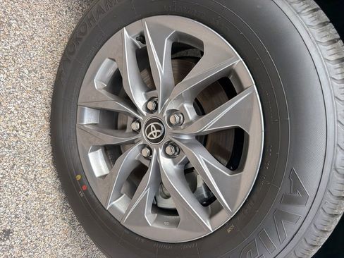 Used 2026 Toyota Sienna XLE AWD/4WD image 14