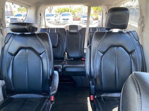 Used 2022 Chrysler Pacifica Touring-L image 18
