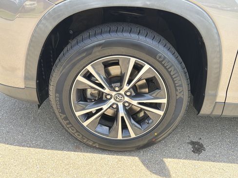 Used 2019 Toyota Highlander LE FWD image 11