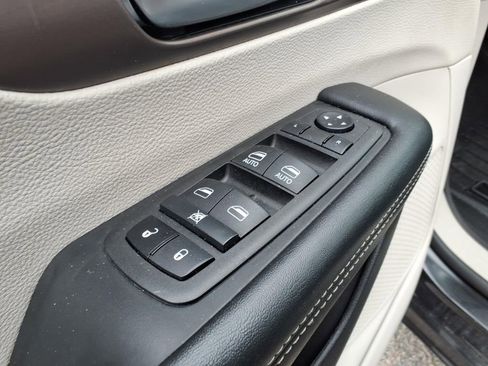 Used 2023 Chrysler Voyager LX FWD image 10