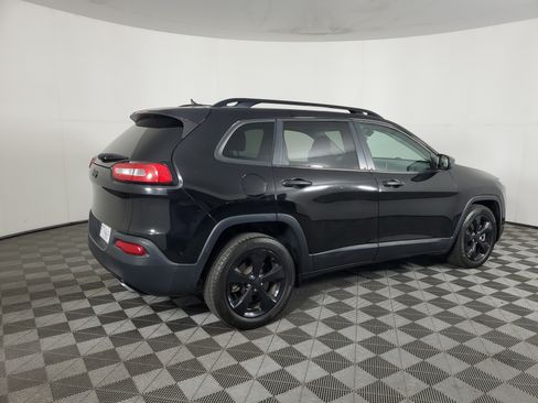 Used 2017 Jeep Cherokee Sport FWD image 4