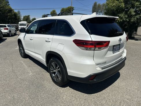 Used 2017 Toyota Highlander Plus FWD image 7