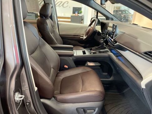 Used 2023 Toyota Sienna Platinum image 18