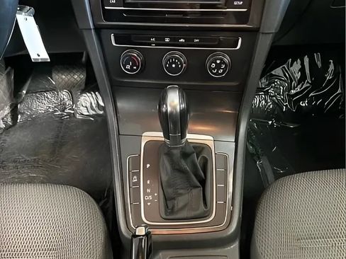 Used 2019 Volkswagen Golf SE FWD image 23