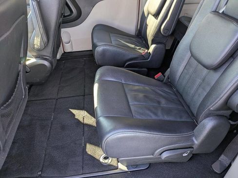 Used 2015 Chrysler Town & Country Touring w/ Driver Convenience Group image 13