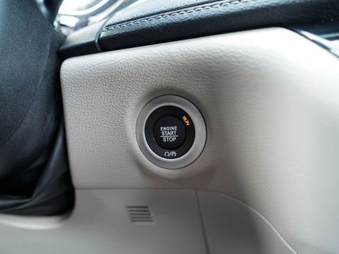 Used 2024 Chrysler Pacifica Limited image 22