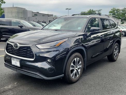Used 2024 Toyota Highlander XLE AWD/4WD image 3
