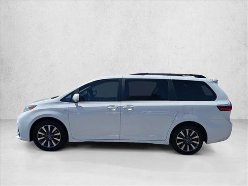 Used 2018 Toyota Sienna LE w/ Carpet Mat Package AWD/4WD image 9