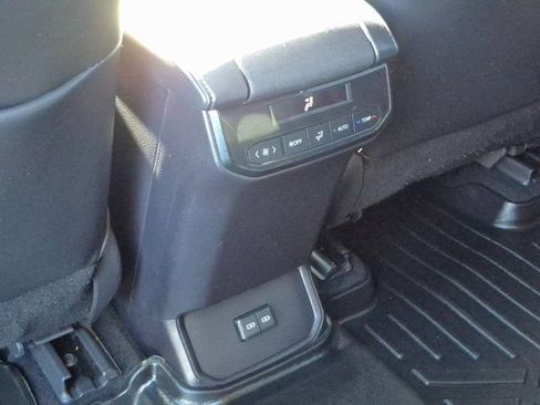 Used 2022 Toyota Highlander XLE image 18