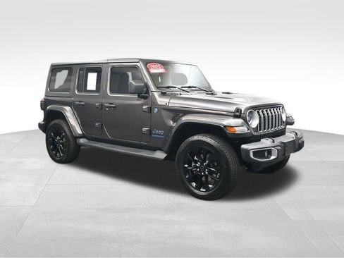 Used 2025 Jeep Wrangler Unlimited Sahara AWD/4WD image 7