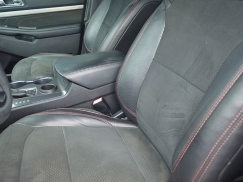 Used 2018 Ford Explorer XLT w/ Equipment Group 202A FWD image 12