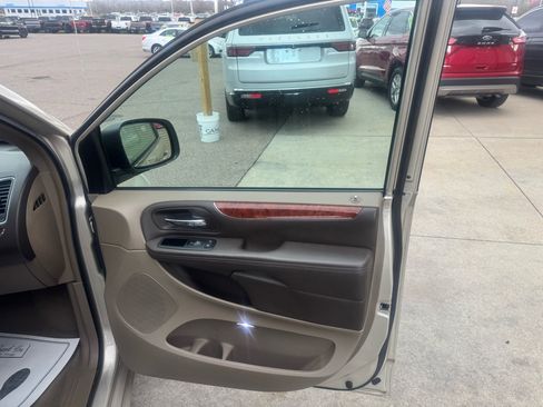 Used 2014 Chrysler Town & Country Touring image 15