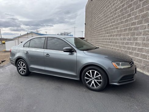 Used 2017 Volkswagen Jetta SE image 1