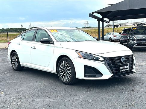 Used 2025 Nissan Altima 2.5 SV FWD image 10
