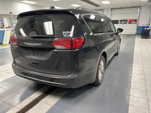 Used 2019 Chrysler Pacifica Touring-L image 7