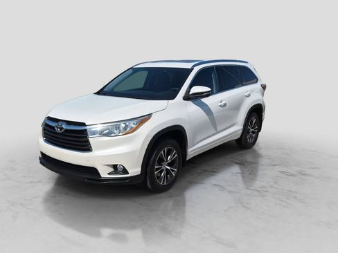 Used 2016 Toyota Highlander XLE AWD/4WD image 4