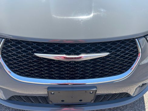 Used 2022 Chrysler Pacifica Touring-L FWD image 23