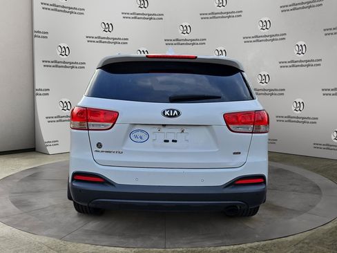 Used 2016 Kia Sorento LX w/ LX Convenience Package image 4