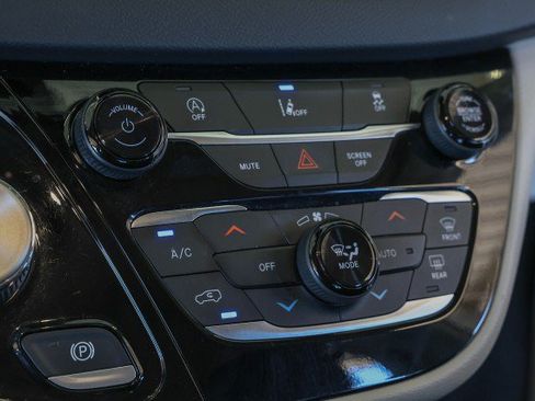 Used 2022 Chrysler Pacifica Touring-L FWD image 18