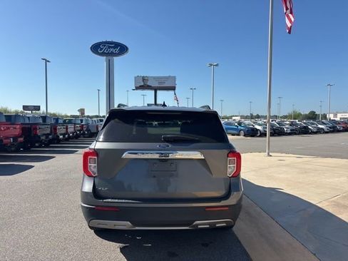 Used 2022 Ford Explorer XLT w/ Equipment Group 202A image 4