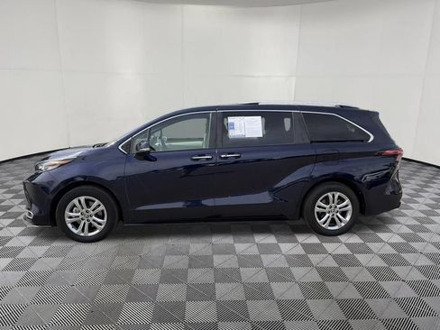 Used 2023 Toyota Sienna Platinum AWD/4WD image 5