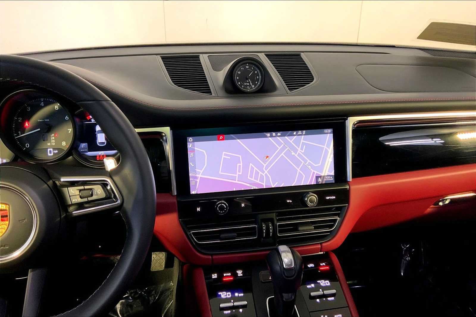 Certified 2023 Porsche Macan AWD/4WD image 16