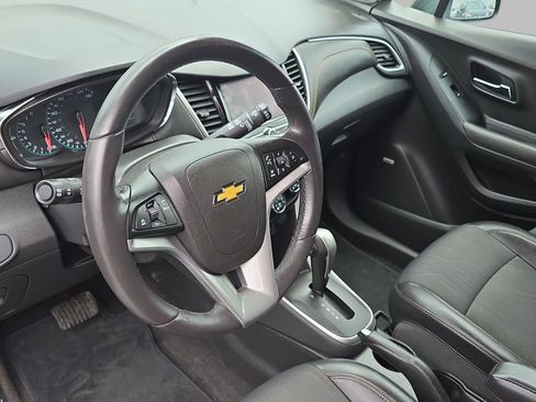 Used 2020 Chevrolet Trax LT w/ Sun & Sound Package AWD/4WD image 17