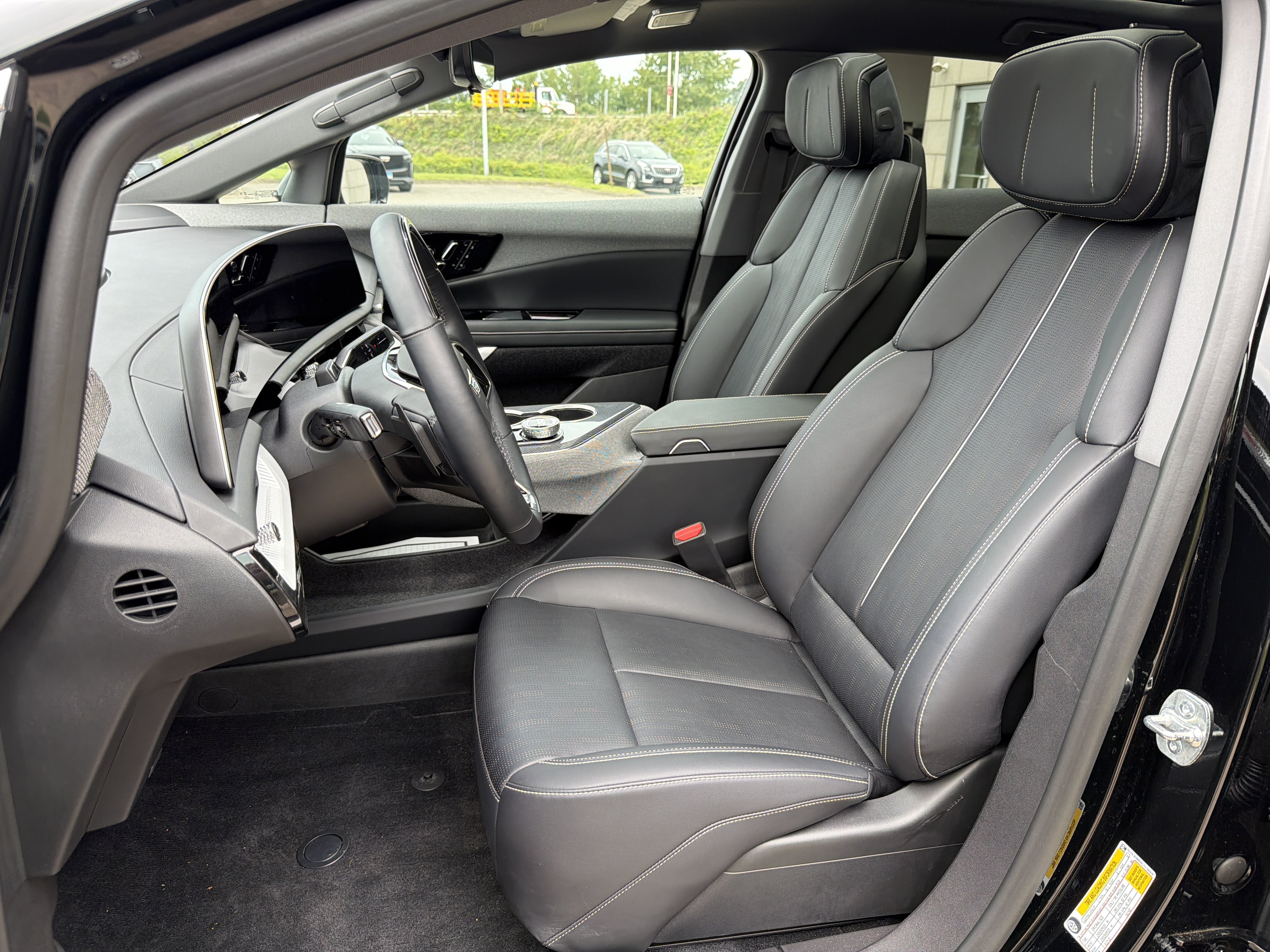 Used 2025 Cadillac Optiq Luxury 2 w/ LPO, Floor Liner Package AWD/4WD image 27