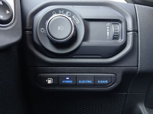 Used 2025 Jeep Wrangler Sahara image 31