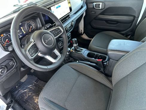 Used 2025 Jeep Wrangler Unlimited Sahara AWD/4WD image 9