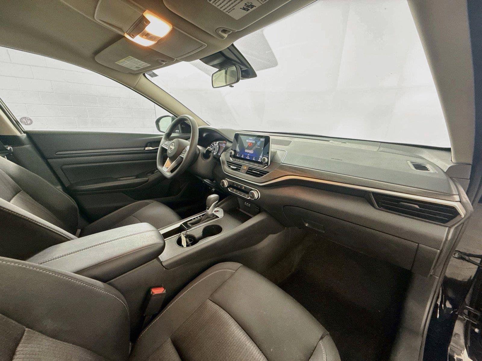 Used 2025 Nissan Altima 2.5 SV FWD image 16
