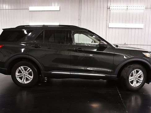 Used 2022 Ford Explorer XLT w/ Equipment Group 202A image 8