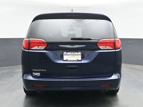 Used 2017 Chrysler Pacifica Touring w/ Tire & Wheel Group FWD image 13