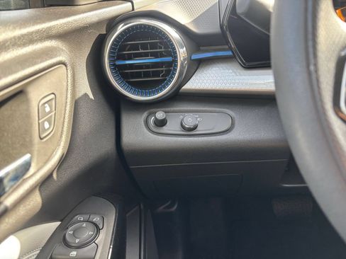 Used 2025 Chevrolet Trax LT FWD image 32