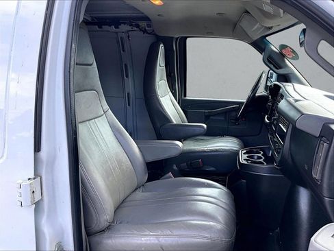 Used 2018 Chevrolet Express 2500 RWD image 9