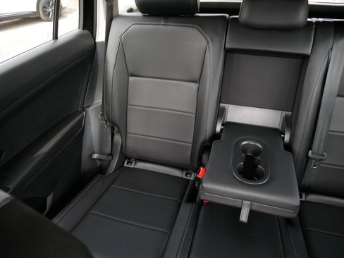 Used 2018 Volkswagen Tiguan SE image 11