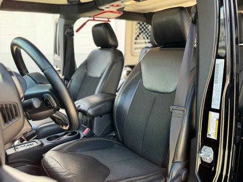 Used 2017 Jeep Wrangler Unlimited Sahara AWD/4WD image 19