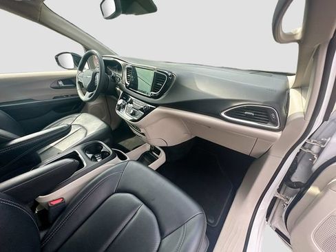 Used 2024 Chrysler Pacifica Touring-L FWD image 29
