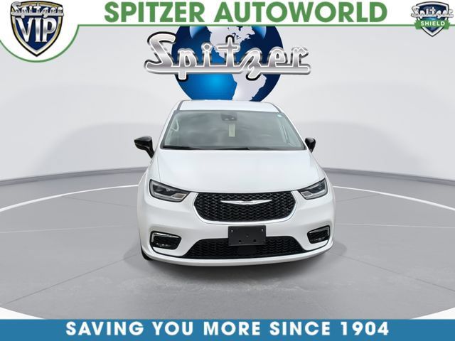Used 2024 Chrysler Pacifica Touring-L FWD image 3