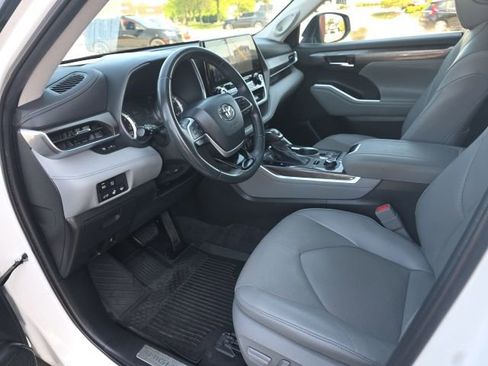 Used 2022 Toyota Highlander Limited image 8