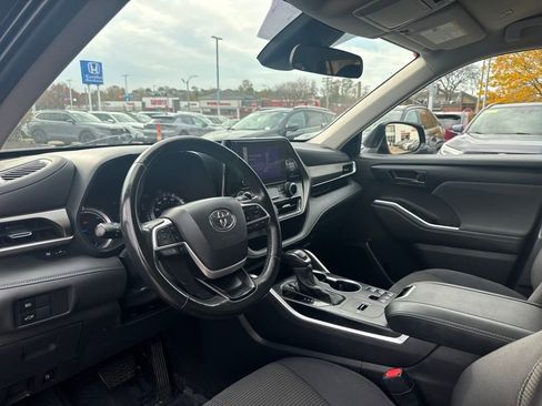 Used 2024 Toyota Highlander LE image 16