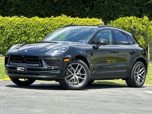 Certified 2026 Porsche Macan AWD/4WD image 1
