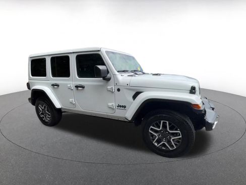 Used 2025 Jeep Wrangler Unlimited Sahara AWD/4WD image 2
