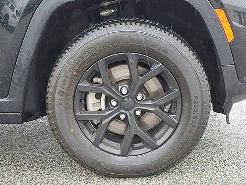 Used 2024 Jeep Grand Cherokee L Laredo image 9